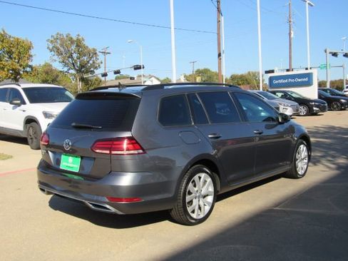 Used 2019 Volkswagen Golf SE image 8
