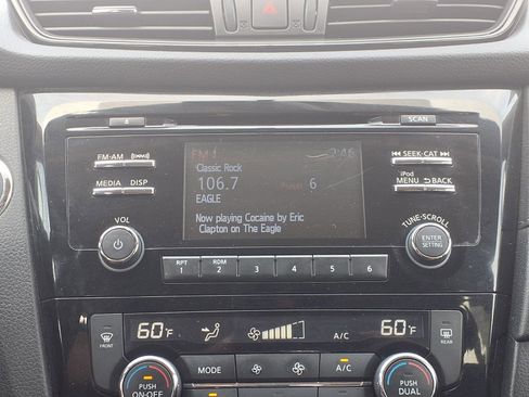 Used 2017 Nissan Rogue SV image 16