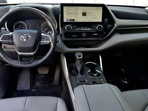 Certified 2023 Toyota Highlander XLE image 19