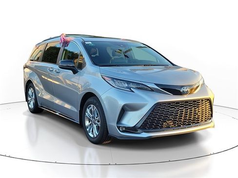 Used 2023 Toyota Sienna XSE image 2