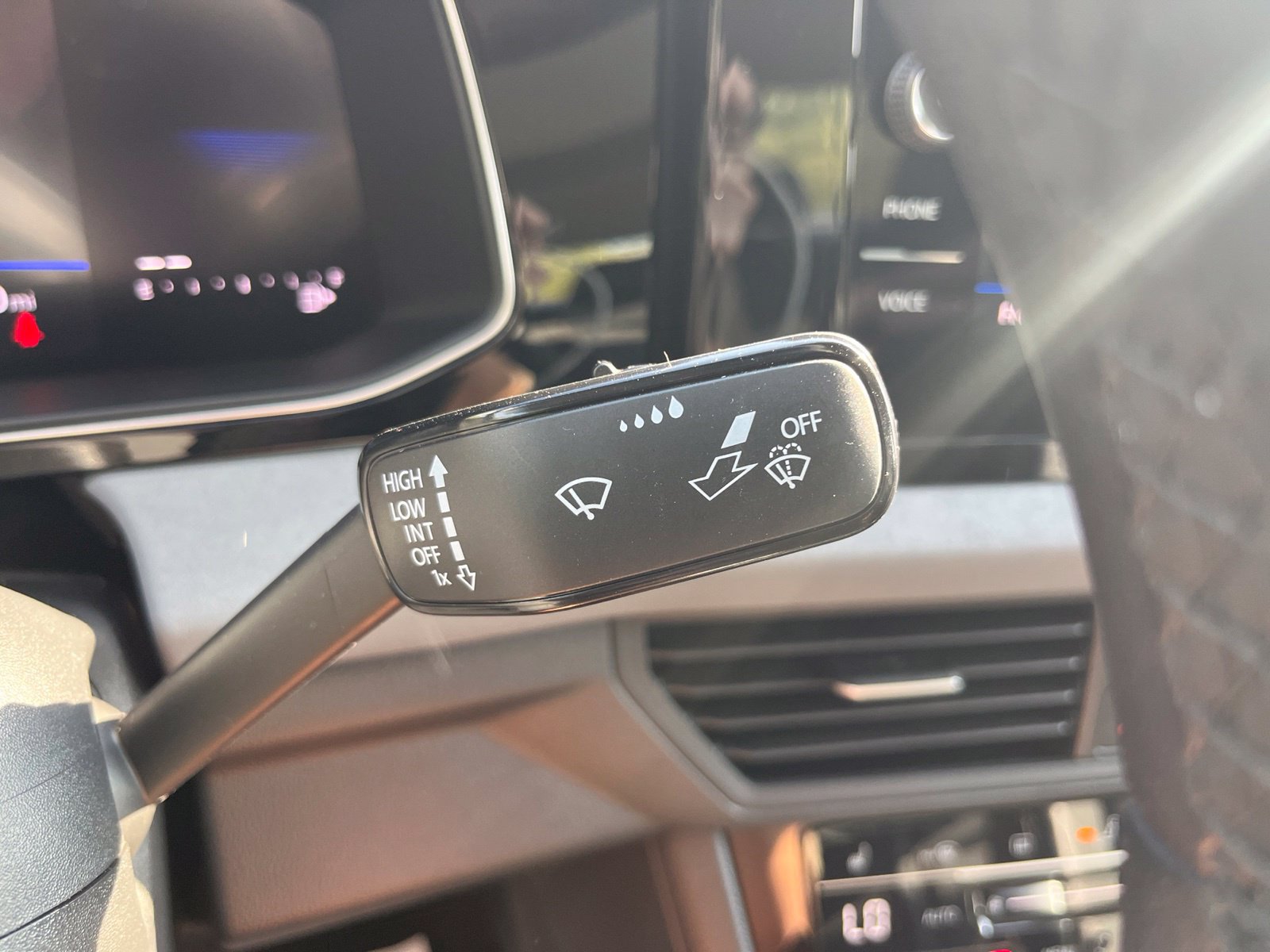 Certified 2025 Volkswagen Jetta SE FWD image 17
