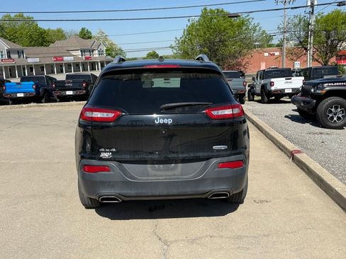 Used 2018 Jeep Cherokee Latitude Plus AWD/4WD image 7