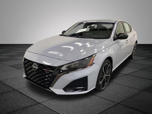 Used 2024 Nissan Altima 2.5 SR w/ SR Premium Package AWD/4WD image 3