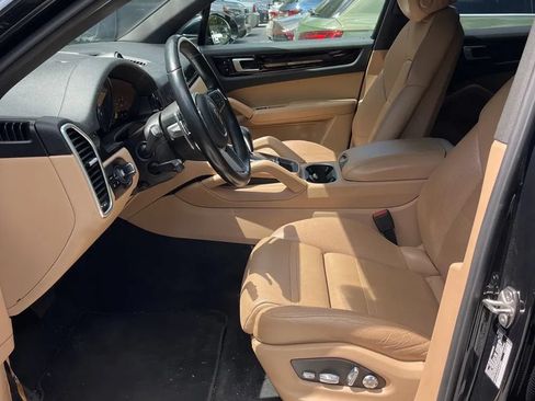 Used 2020 Porsche Cayenne AWD/4WD image 2