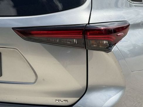 Used 2024 Toyota Highlander XLE FWD image 7