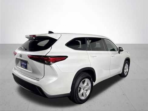 Used 2023 Toyota Highlander L AWD/4WD image 6
