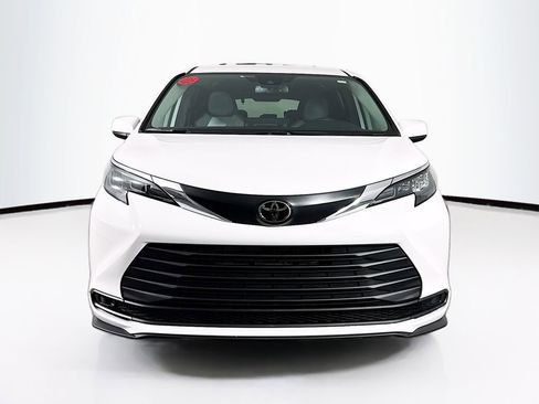 New 2026 Toyota Sienna LE image 2