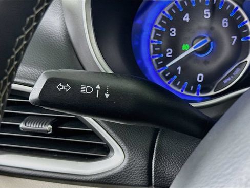 Used 2024 Chrysler Pacifica Touring-L FWD image 15