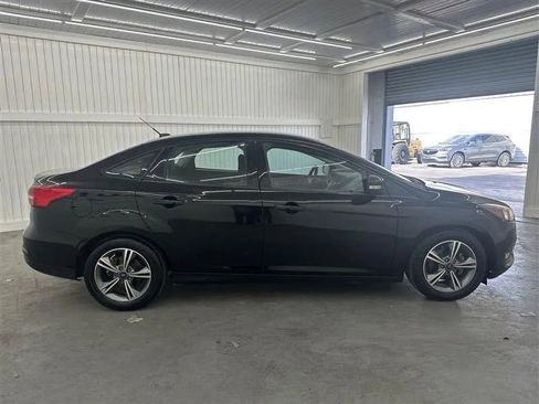 Used 2017 Ford Focus SE image 4