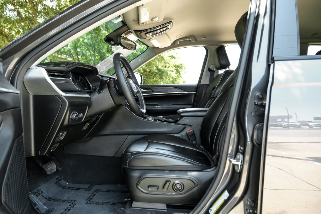 Used 2023 Jeep Grand Cherokee Limited AWD/4WD image 41