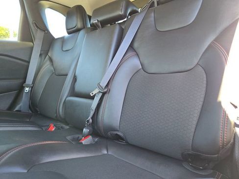 Used 2021 Jeep Cherokee Trailhawk AWD/4WD image 9
