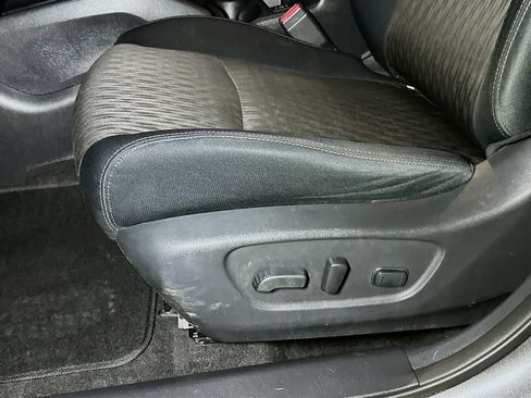 Used 2018 Nissan Rogue SV AWD/4WD image 16
