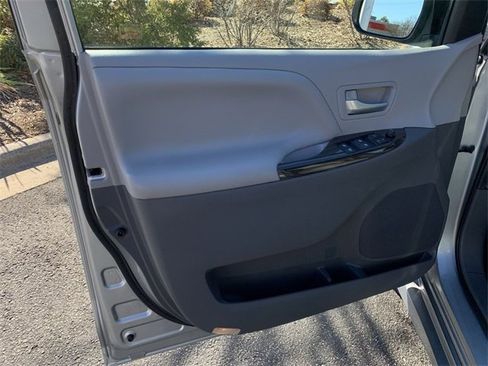 Used 2020 Toyota Sienna Limited image 17