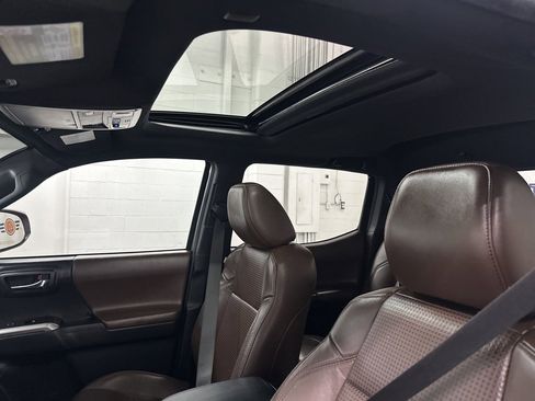 Used 2022 Toyota Tacoma Limited image 33