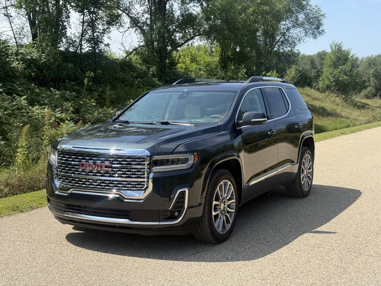 Used 2023 GMC Acadia Denali w/ Denali Technology Package AWD/4WD image 2