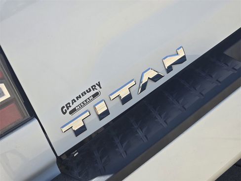 Used 2020 Nissan Titan SL w/ Moonroof Package image 8