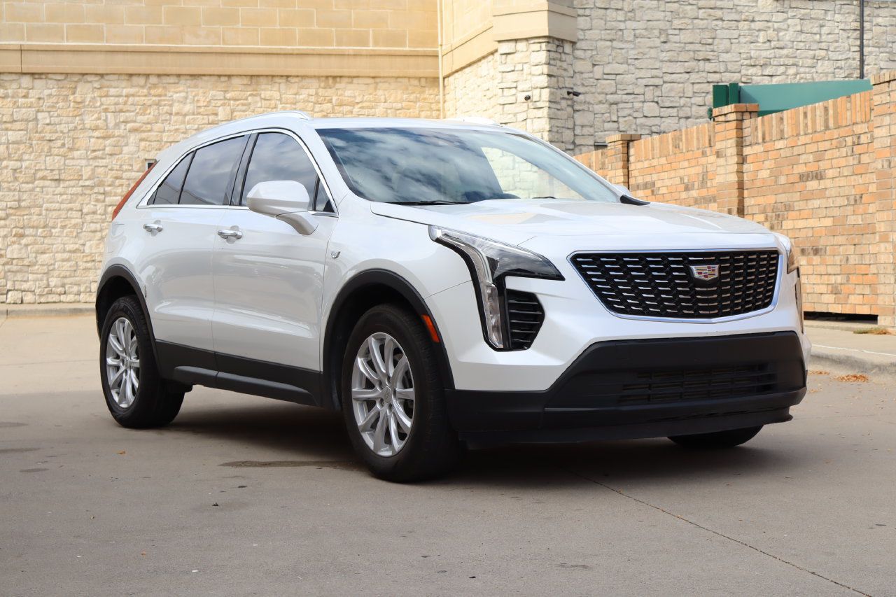 Used 2023 Cadillac XT4 Luxury w/ Cold Weather Package FWD image 2