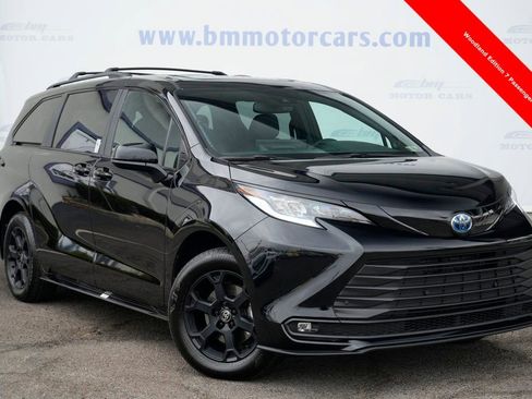 Used 2025 Toyota Sienna XLE Woodland Edition image 1