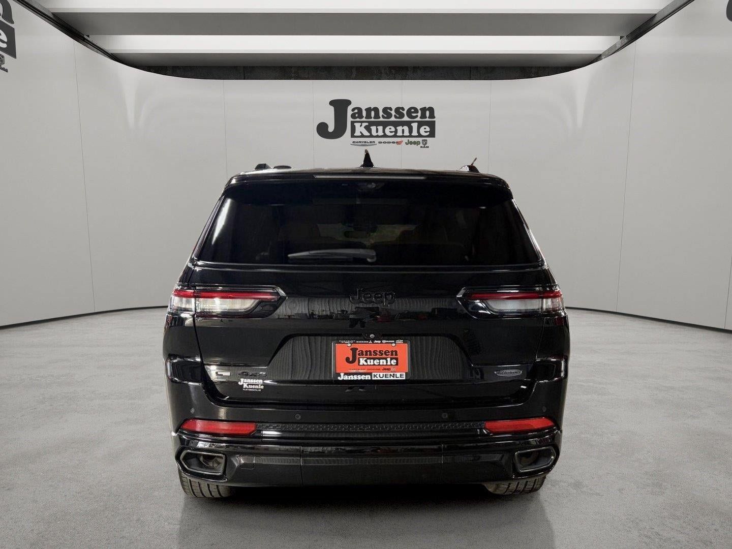 Used 2023 Jeep Grand Cherokee L Summit AWD/4WD image 2