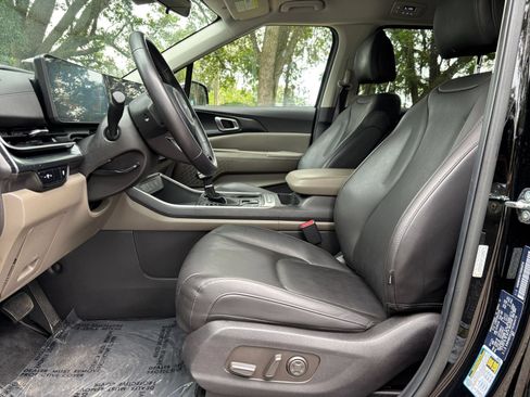 Used 2026 Kia Carnival FWD image 29
