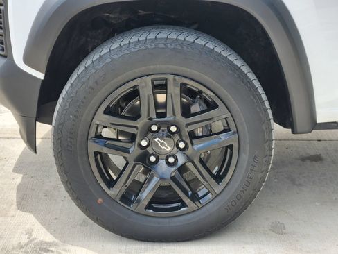 Certified 2025 Chevrolet Colorado Trail Boss AWD/4WD image 11