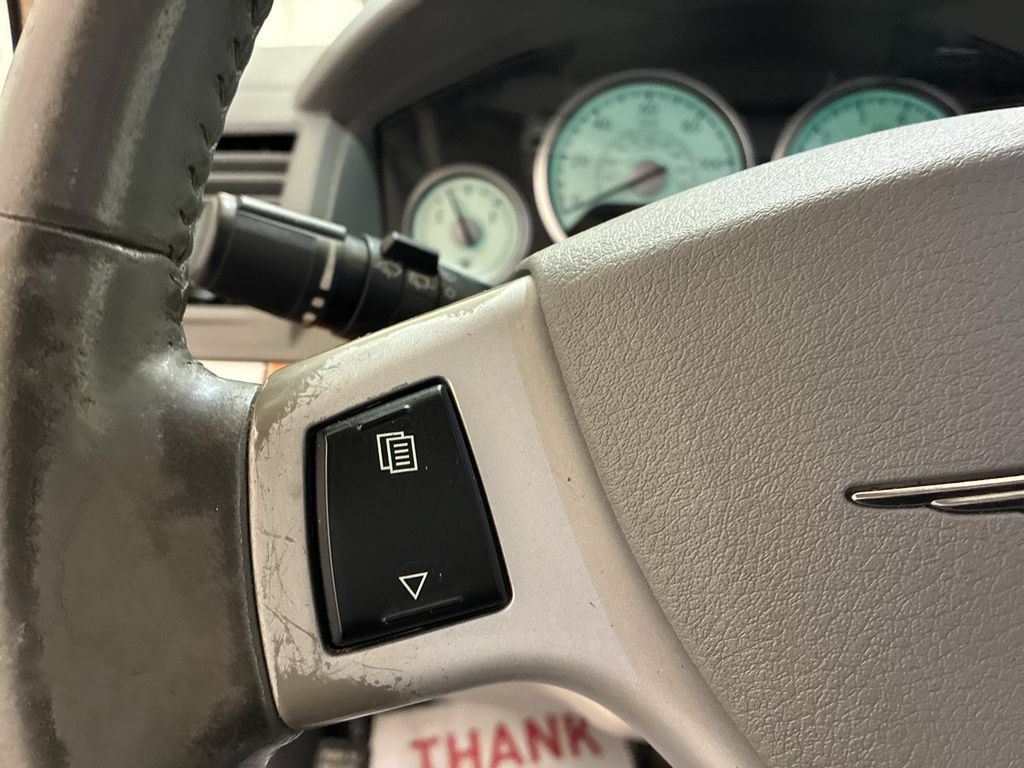 Used 2010 Chrysler Town & Country Limited w/ Entertainment Group #3 FWD image 21