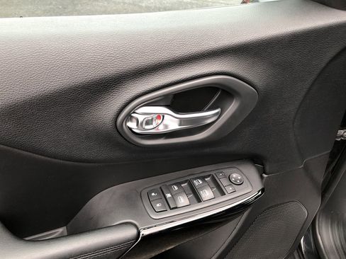 Used 2020 Jeep Cherokee Latitude Plus image 13