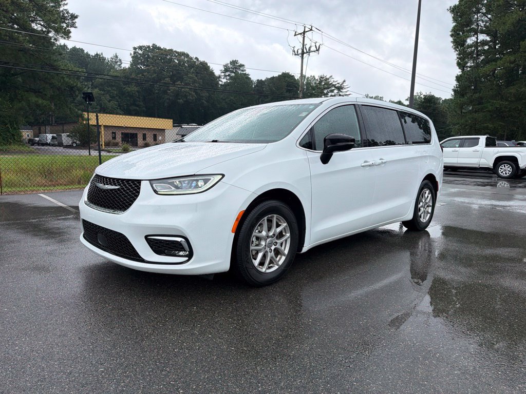 Used 2025 Chrysler Pacifica Select FWD image 2
