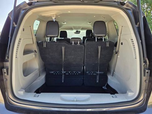 Used 2023 Chrysler Pacifica Touring-L FWD image 7