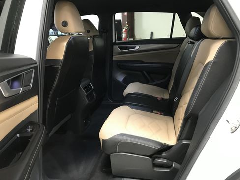 Used 2024 Volkswagen Atlas Cross Sport SE FWD image 10