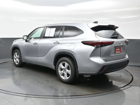 Used 2024 Toyota Highlander LE AWD/4WD image 4