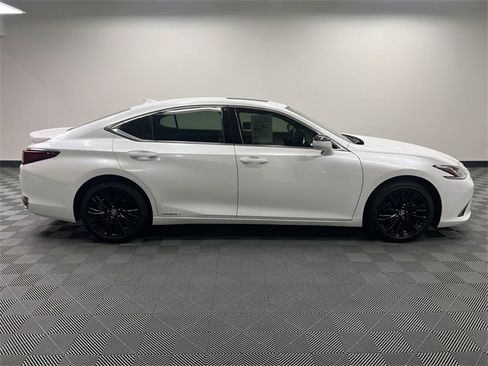 Used 2019 Lexus ES 300h image 4