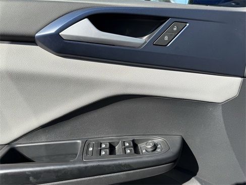 Certified 2022 Volkswagen Taos SE w/ Panoramic Sunroof Package image 22