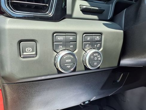 Used 2024 GMC Sierra 2500 AT4 w/ Technology Package AWD/4WD image 32