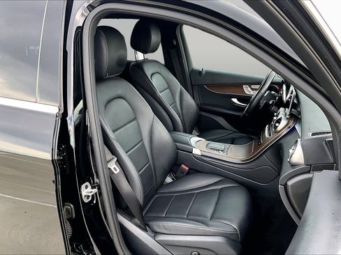 Used 2022 Mercedes-Benz GLC 300 4MATIC w/ Premium Package Lite image 9