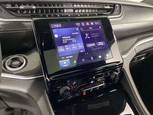 Used 2023 Jeep Grand Cherokee Altitude image 28