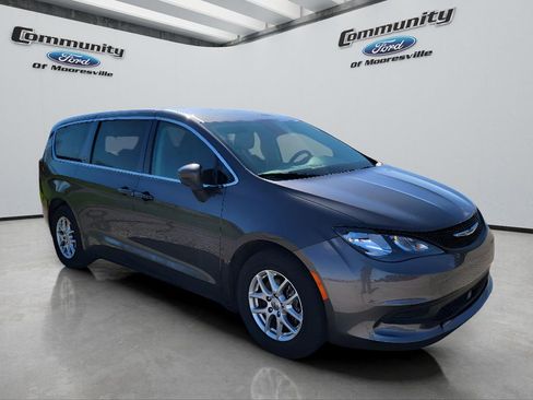 Used 2023 Chrysler Voyager LX image 3