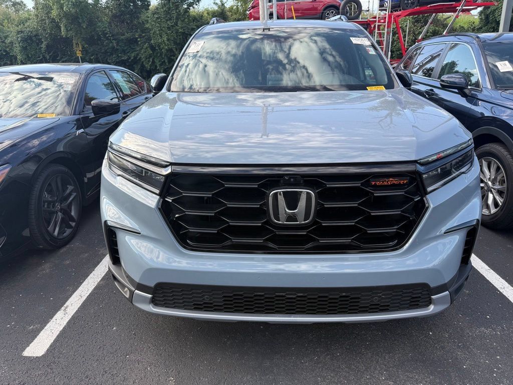 Used 2025 Honda Pilot TrailSport image 2