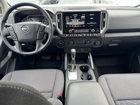 Used 2025 Nissan Frontier SV image 11
