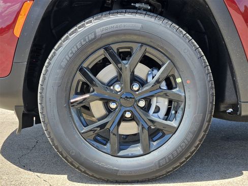 New 2025 Jeep Grand Cherokee Altitude image 10