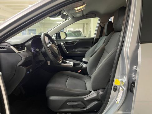 Used 2021 Toyota RAV4 LE image 12