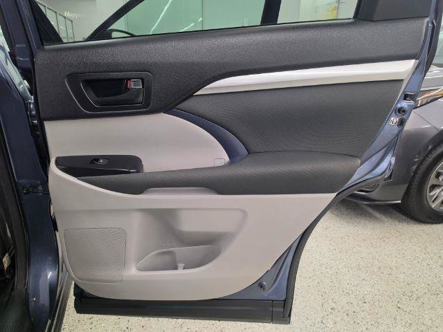 Used 2018 Toyota Highlander LE w/ Carpet Mat Package (TMS) FWD image 30