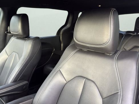 Used 2025 Chrysler Pacifica Select image 10