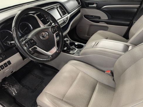 Used 2019 Toyota Highlander Limited Platinum AWD/4WD image 9