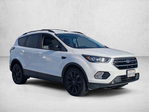 Used 2017 Ford Escape SE w/ Equipment Group 201A image 3