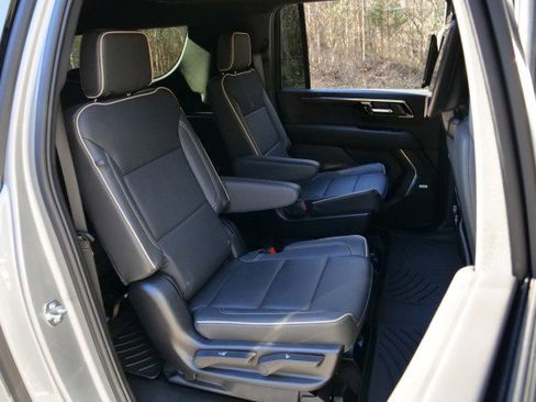 Used 2025 Chevrolet Suburban Premier image 44