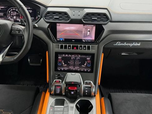 Used 2022 Lamborghini Urus AWD/4WD image 32