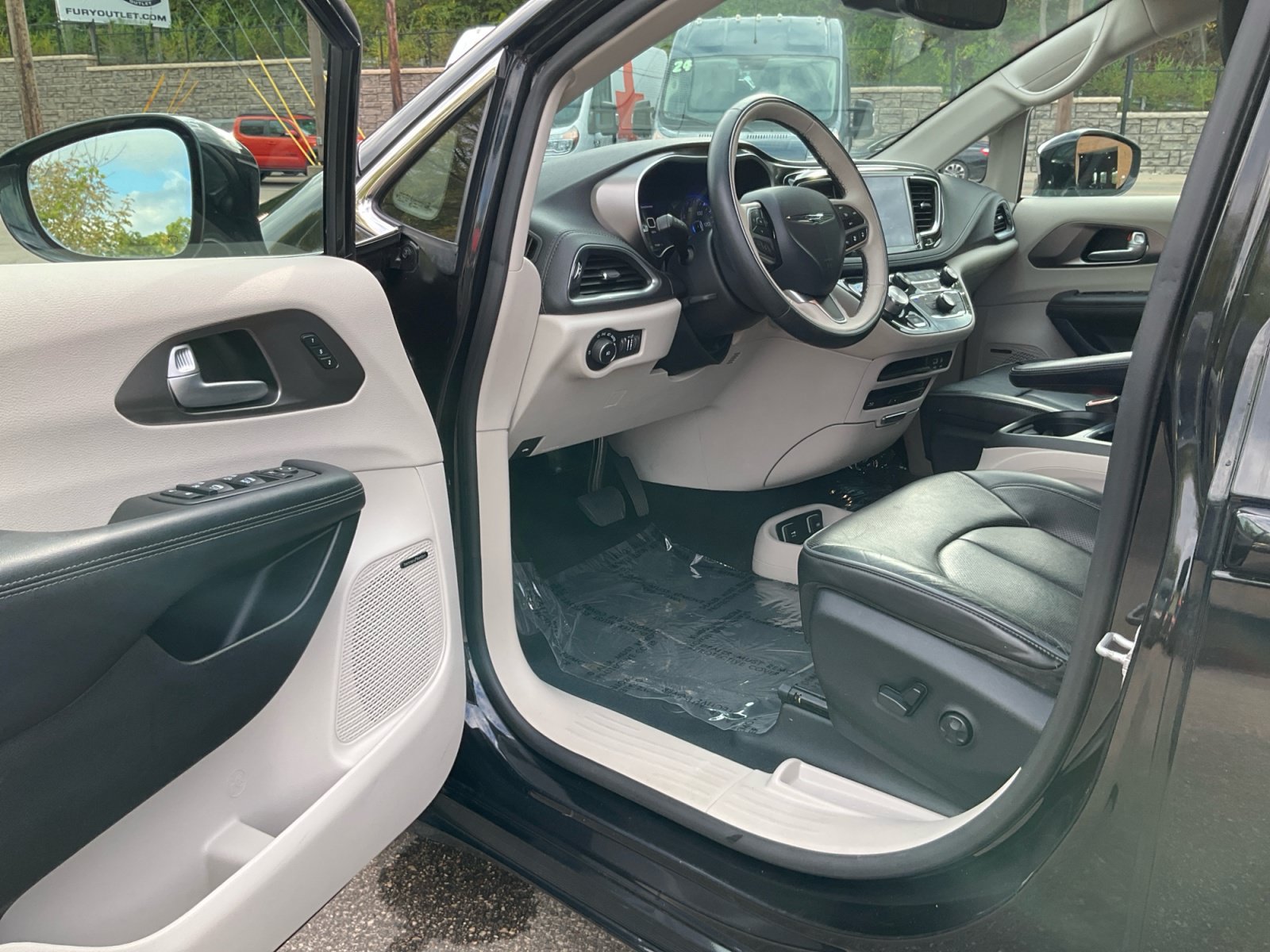 Used 2018 Chrysler Pacifica Limited w/ Advanced Safetytec Group FWD image 31