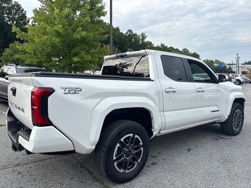 Used 2024 Toyota Tacoma TRD Sport AWD/4WD image 9