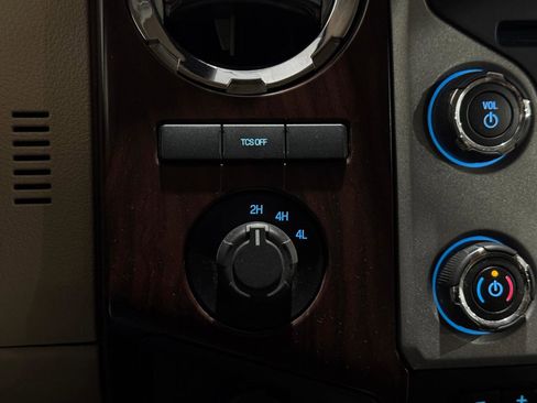 Used 2016 Ford F450 Lariat w/ Lariat Interior Package image 7